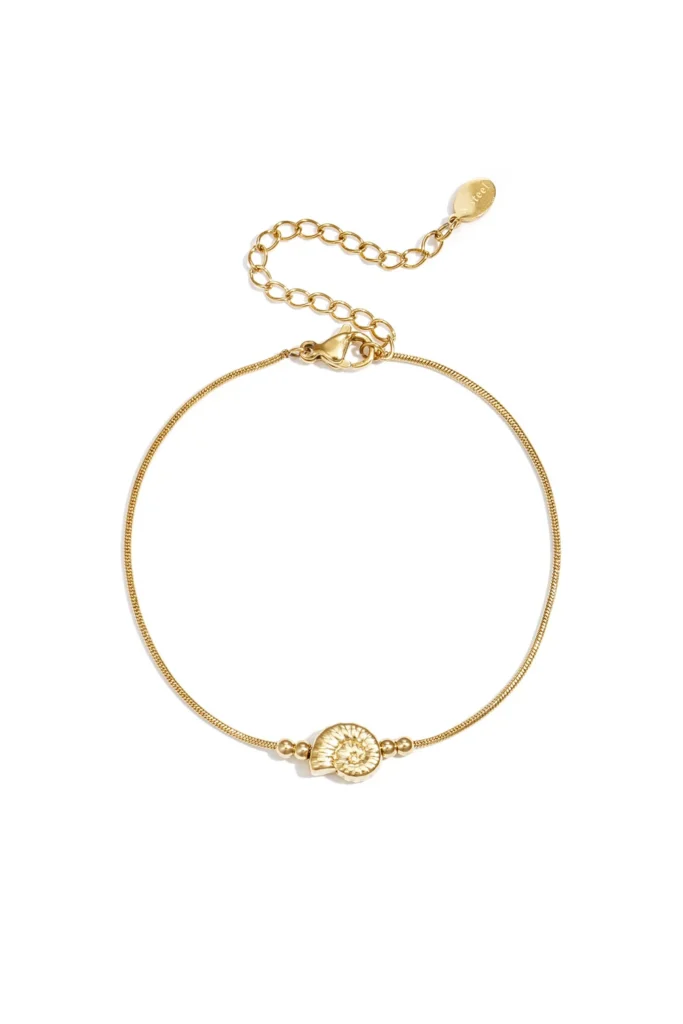 Minimalistische armband met spiraalvormige schelp (goud)